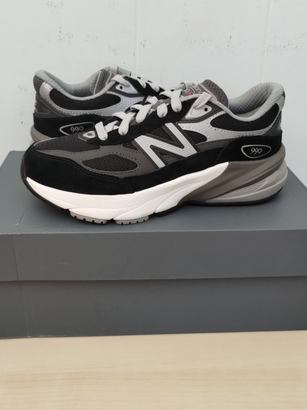 4Y/5.5W New Balance 990v6 FuelCell Athletic Sneakers Black & Gray